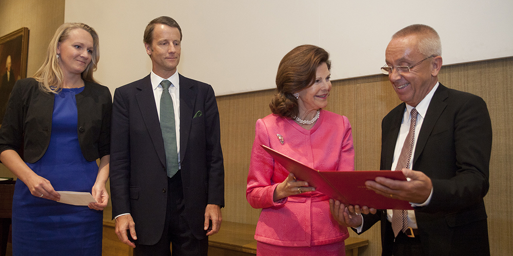 Prisceremoni. HM Drottning Silvia överlämnar diplom till Christopher Gillberg.