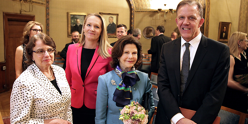 HM Drottning Silvia med Kaj Blennow samt Kerstin Nilsson och Maria Söderberg.