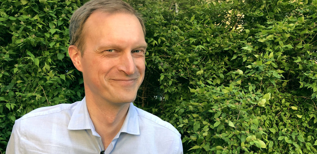 Sten Linnarsson. Grönt buskage i bakgrund.